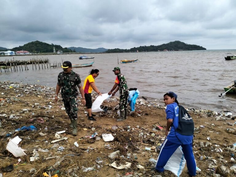 Sinergi Kodim 1415/Selayar dan Warga Bersihkan Pesisir Pantai di Desa Kembangragi