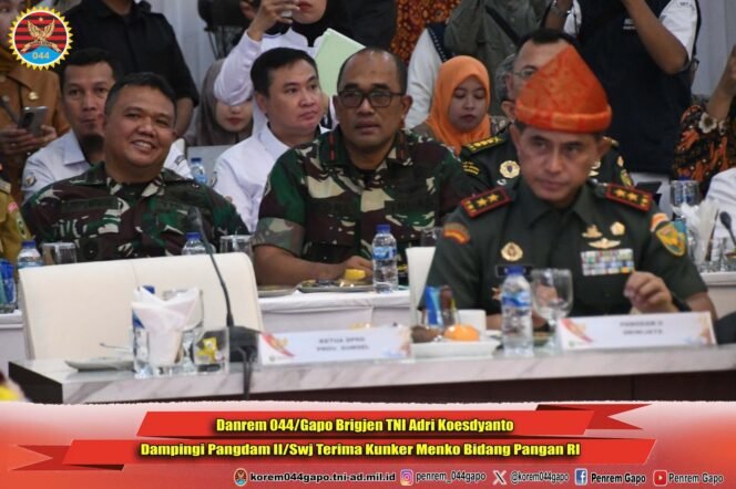 
Danrem 044/Gapo Brigjen TNI Adri Koesdyanto Dampingi Pangdam II/Swj Menerima Kunker Menko Bidang Pangan