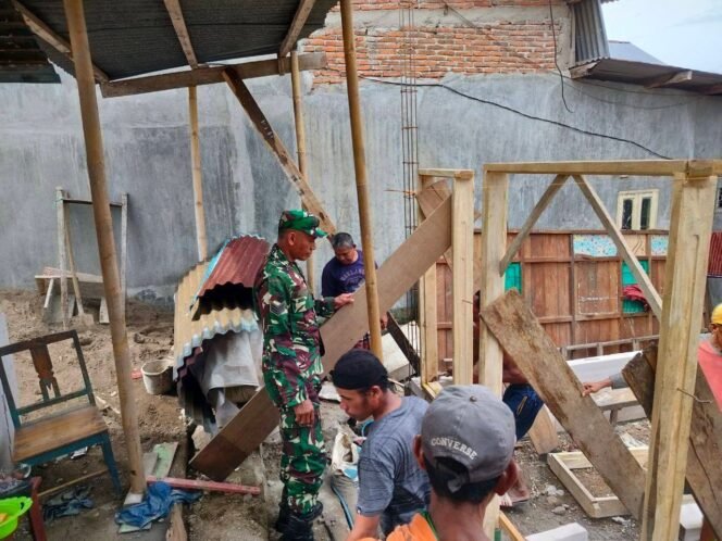 
Gotong Royong Babinsa Biringere dan Warga Perbaiki Dapur Rumah di Sinjai