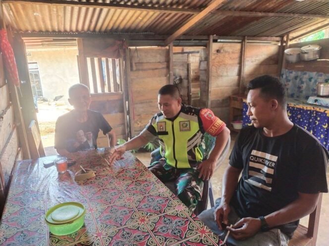 
Menambah Kekompakan, Babinsa dan Warga Binaan Rutin Laksanakan Komsos