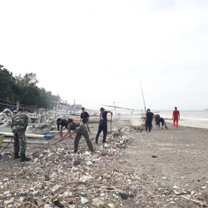 
					Babinsa Koramil 1606-07/Gunungsari Pimpin Aksi Kebersihan di Pantai Meninting