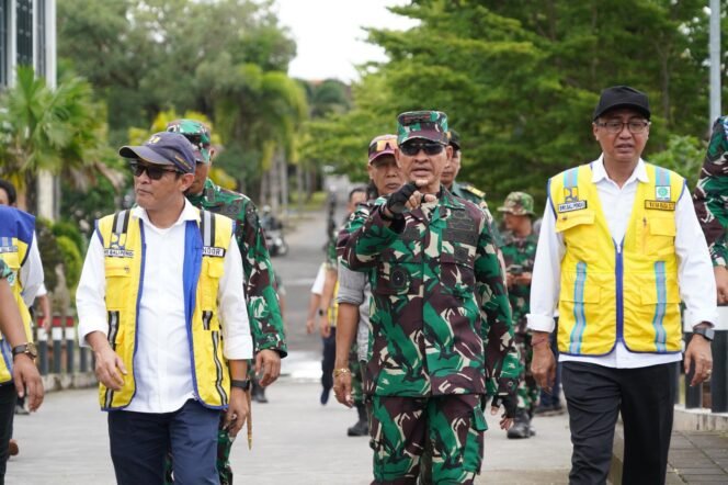 
					Pangdam Zamroni Tinjau Penanganan Sampah dari Sungai hingga Laut