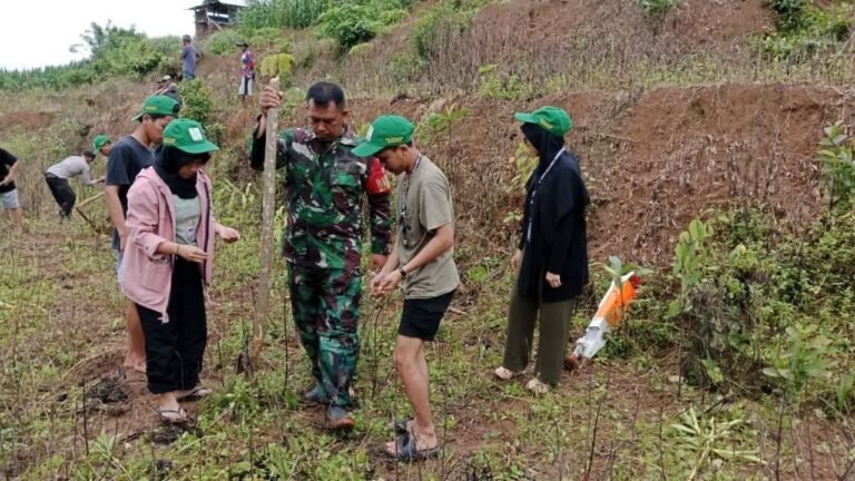 Babinsa Maros Bersama Forkopimcam Cenrana Tanam Jagung Serentak 1 Juta Hektar di Seluruh Indonesia