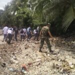 SMKN 6 Selayar Gelar Kerja Bakti Bersihkan Pantai Dusun Latokdok Barat