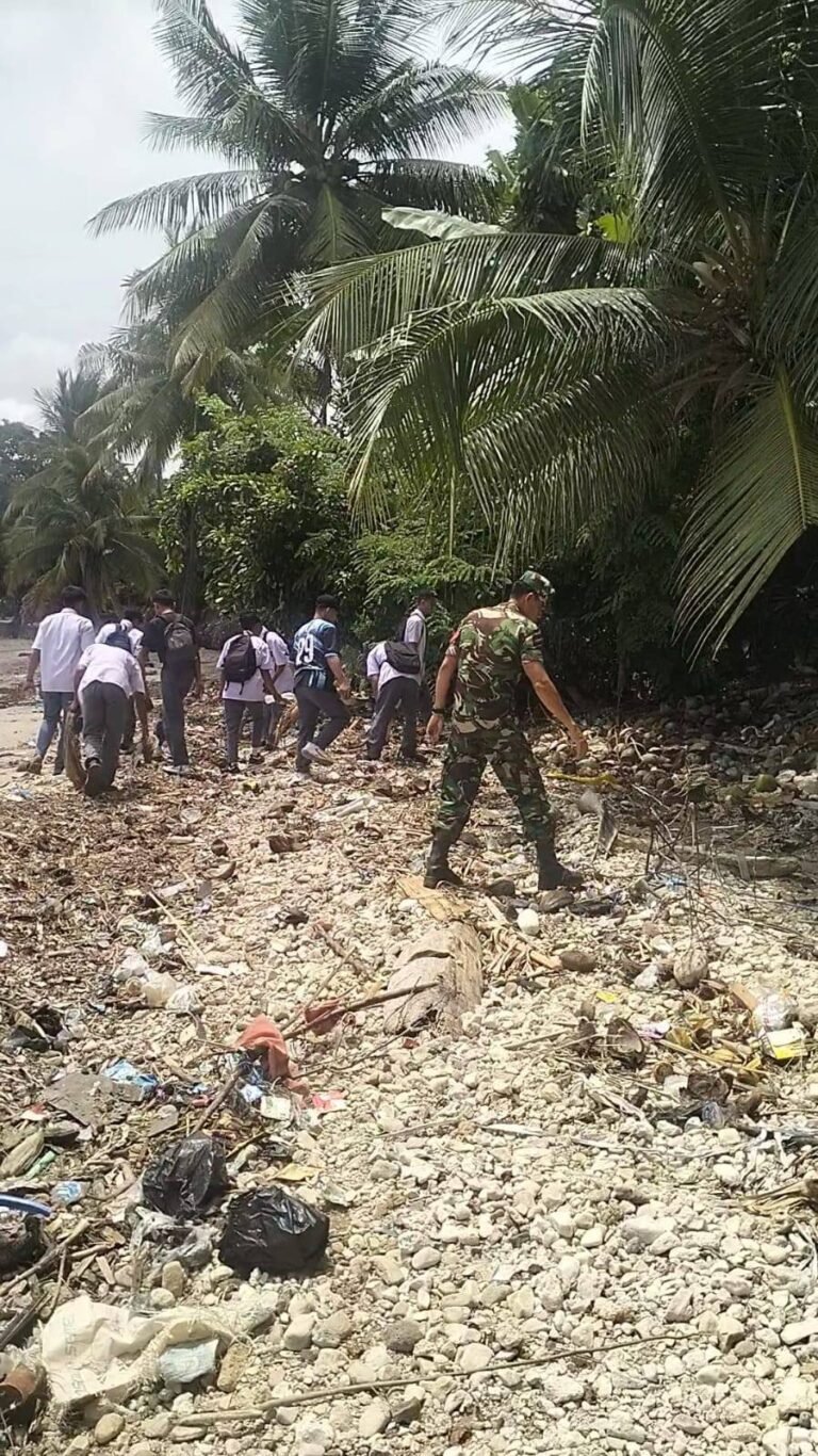 SMKN 6 Selayar Gelar Kerja Bakti Bersihkan Pantai Dusun Latokdok Barat