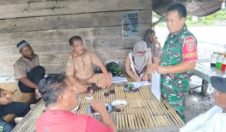 Babinsa Koramil Bambalamotu Gelar Komsos dengan PPL dan Ketua Kelompok Tani Desa Kasoloang Bahas RDKK