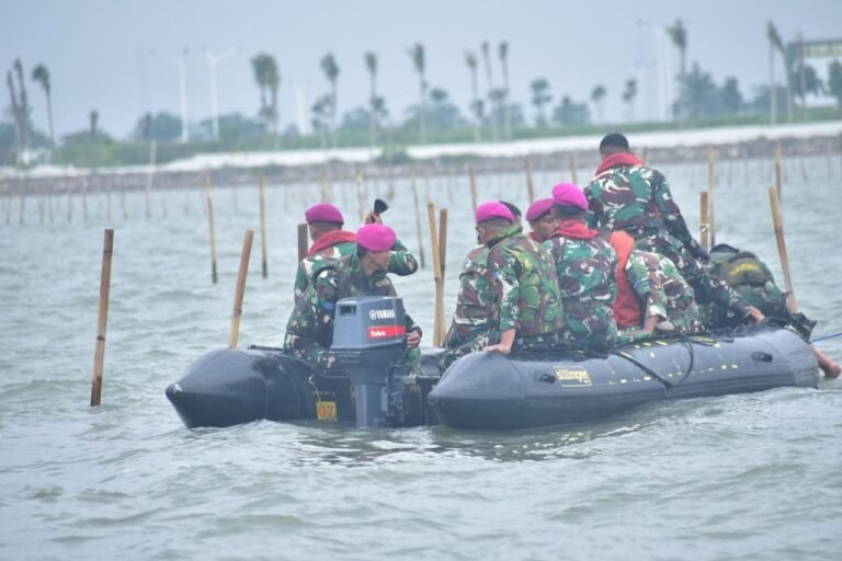 DANKORMAR DAMPINGI KASAL LAKSANAKAN PEMBONGKARAN PAGAR LAUT ILEGAL