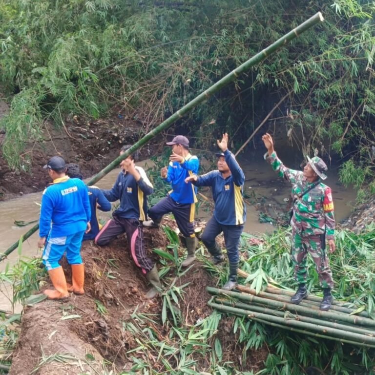 Babinsa Koramil Mojoagung Bersama Warga Bersihkan Pohon Bambu Roboh di Bantaran Sungai Bondalem