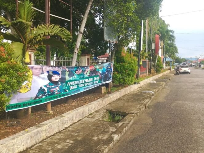 
Kodim 0408/BS Gelar Pemasangan Banner Dan Sosialisasi Penerimaan Calon TNI AD