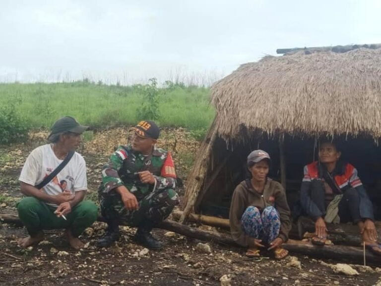 Babinsa Koramil 03/Katikutana Lakukan Komsos dengan Warga di Kebun