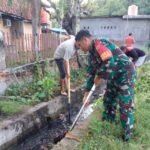 Cegah Banjir dan Penyakit, Babinsa Kodim 1401/Majene Ajak Warga Bersihkan Selokan