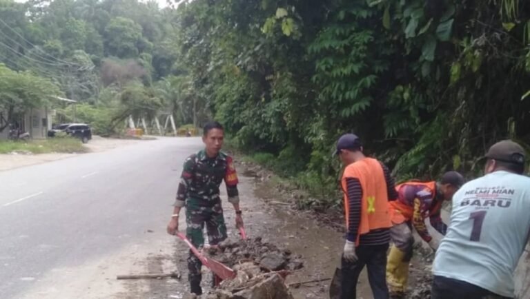 Babinsa Koramil 408-02/KU Bersama Warga Bersihkan Material Tanah Longsor