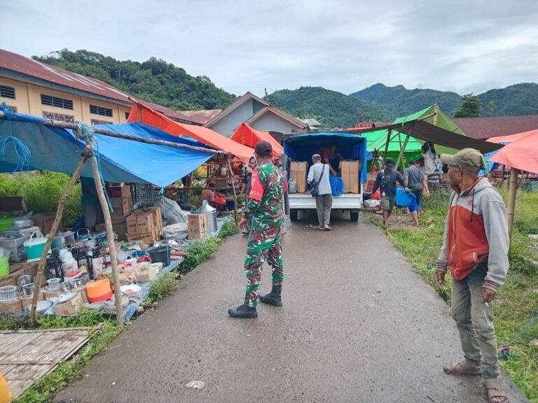 Pantau Situasi Pasar Tradisional, Babinsa Koramil 02/Wolowaru Komsos Dengan Pembeli Dan Pedagang