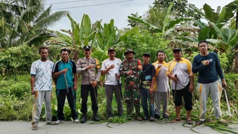 Babinsa Kodim 1427/Pasangkayu Bersama Bhabinkamtibmas dan Warga Bersihkan Parit di Dusun Palasari, Desa Motu