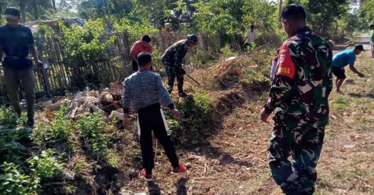 Antisipasi Terjadinya Banjir, Danramil Camba Pimpin Kerja Bakti Bersihkan Saluran Air