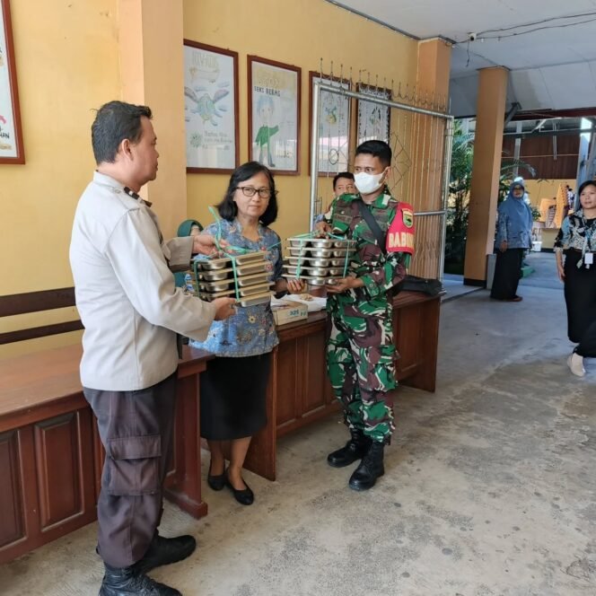 
					Kodim 1801/Manokwari dan Polresta Tetap Konsisten Dalam Pendistribusian Makanan Bergizi Gratis Ke Sekolah