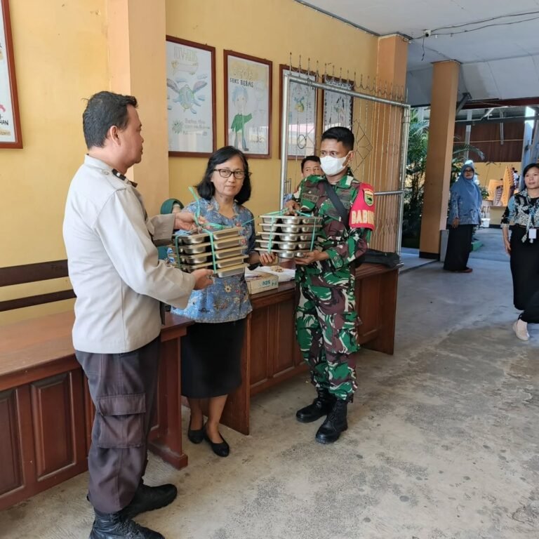 Kodim 1801/Manokwari dan Polresta Tetap Konsisten Dalam Pendistribusian Makanan Bergizi Gratis Ke Sekolah