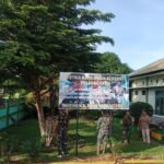 Antisipasi Tumbang, Personil Kodim 0428/Mukomuko Melakukan Pemangkasan Pohon di Seputaran Kantor