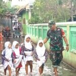 Terjun Langsung ke Lokasi Terdampak Banjir, Serka Junaidi Peduli Warga