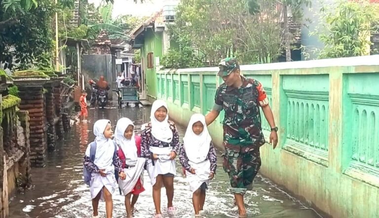 Terjun Langsung ke Lokasi Terdampak Banjir, Serka Junaidi Peduli Warga