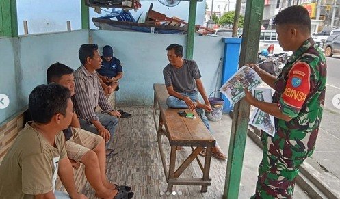 Door to Door, Babinsa Kelurahan Raja Sosialisasikan Rekrutmen Prajurit TNI AD 2025