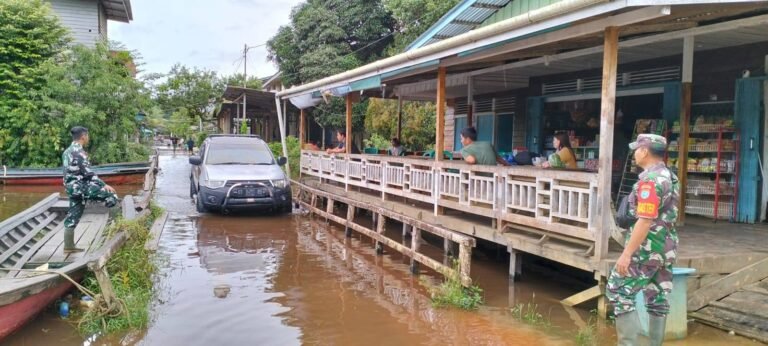 Waspada Bencana Banjir Babinsa Koramil 09 Ketungau Tengah Himbau dan Monitoring Banjir Diwilayah