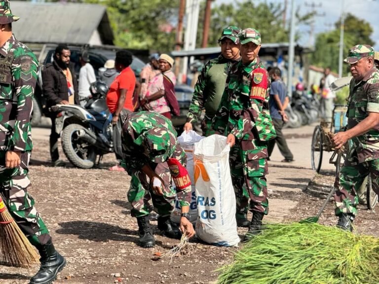 Koramil 1702-01/Wamena dan Warga Gotong Royong Bersihkan Pasar Misi Wouma