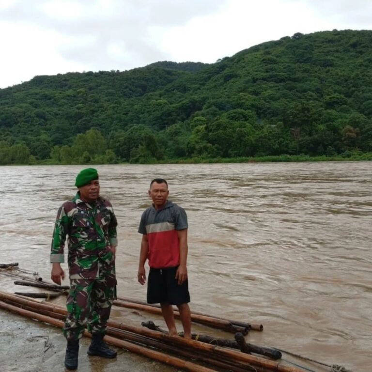 Anggota Koramil 1612-03/Reok Himbau Warga Pesisir Sungai Gongger Waspada Potensi Luapan Air