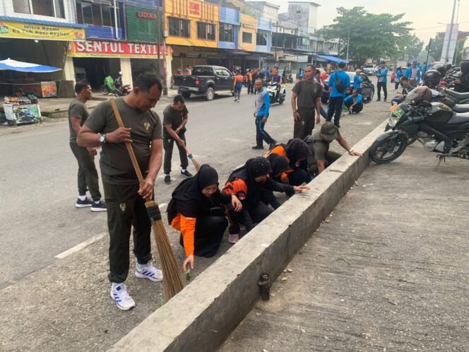 
					HUT Kabupaten Kampar Ke-75, Anggota Koramil 01/Bkn Ikut Goro Bersihkan Pasar Bangkinang