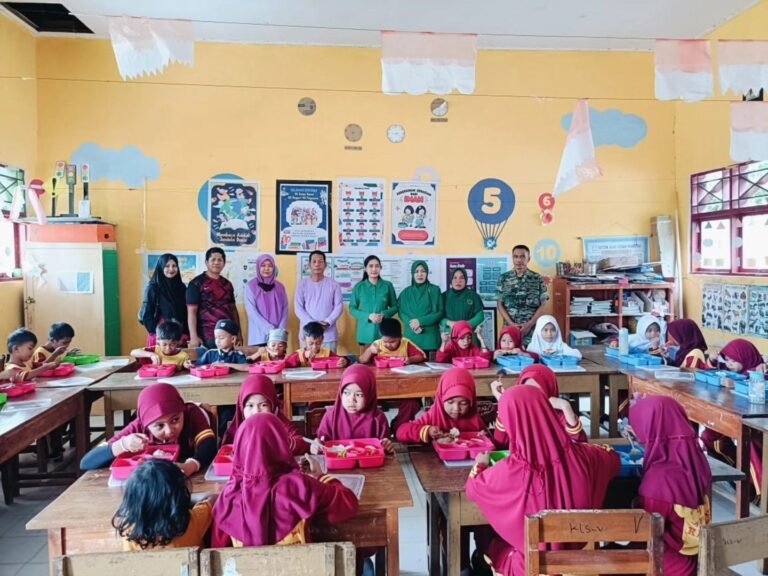 Kodim 1401/Majene Gelar Kegiatan Hasanuddin Peduli Anak Sekolah, Bagikan Makan Bergizi dan Seragam Gratis