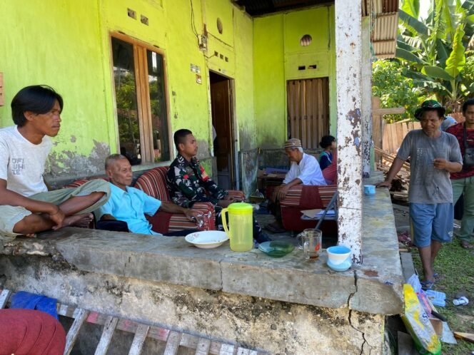 
					Babinsa Koramil 09 Bokat Lakukan komsos di wilayah Desa binaan, Bahas Kamtibmas