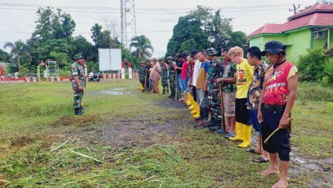 
					Personel Koramil 1426-01/Polut, Bersama Warga Kerja Bakti Pembersihan Lingkungan