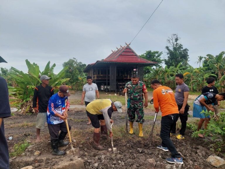 Koramil 1420-07/Baranti Bersama Warga gelar Karya Bakti di Kelurahan Manisa