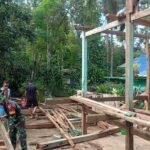 Babinsa Puncak Koramil 05/Sinjai Selatan Kodim 1424/Sinjai Komsos Bantu Pembuatan Rumah Panggung Milik Warga