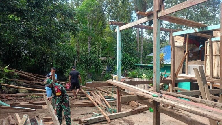 Babinsa Puncak Koramil 05/Sinjai Selatan Kodim 1424/Sinjai Komsos Bantu Pembuatan Rumah Panggung Milik Warga