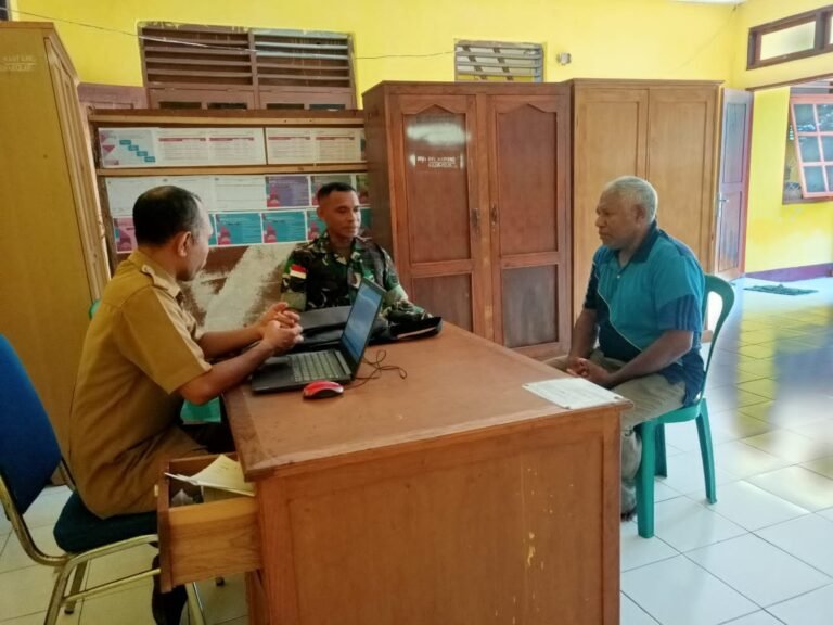 Ngobrol Bareng Babinsa Bersama Staf Kelurahan Kalabahi Tengah Bahas Kemajuan Poktan