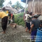 Serka Dolvi, Anggota Koramil 1307-09/Poso pesisir Melaksanakan Komsos dan Membantu Warga dalam Pembuatan Pondasi Rumah