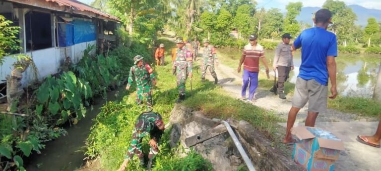 Karya Bakti di Desa Pongsamelung,Personel Koramil 1403-07/Walenrang Fokus Pada Pembersihan Saluran Air