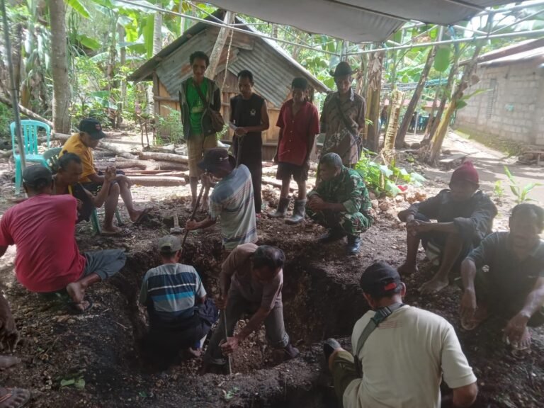 Wujud Kepedulian Babinsa Koramil 02 Abanteng Melayat Ke Rumah Duka Warga Yang Meninggal Dunia