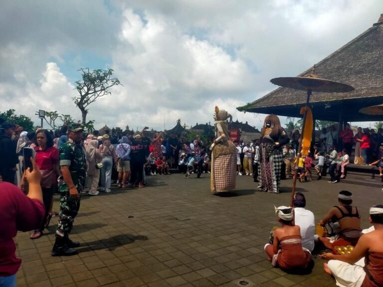 Babinsa Amankan Pentas Budaya Barong Landung Di Desa Wisata Penglipuran