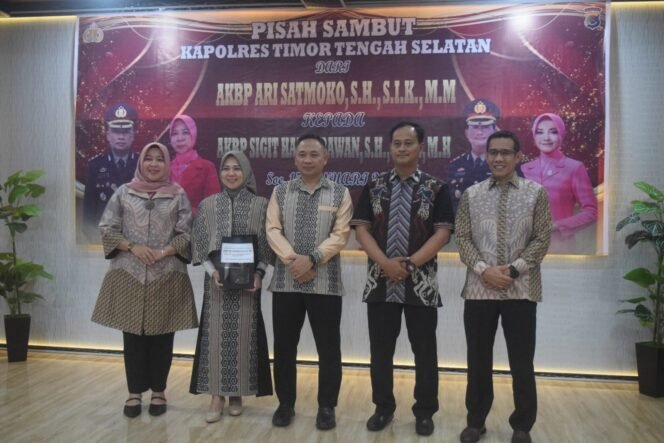 
					Dandim 1621 TTS Letkol Inf Sobirin S.Ag. M.Si Yang di Dampingi Oleh Ketua Persit KCK CAB XX DIM 1621 TTS Ny.Nova Sobirin Hadiri Acara Pisah Sambut Kapolres TTS