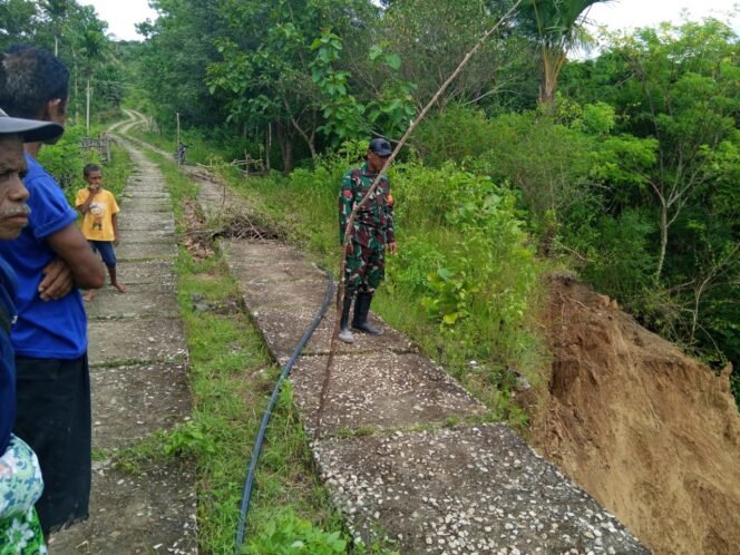 
Mengatasi Kesulitan Di Sekelilingnya, Babinsa Koramil 01 Kota So’e Gotong Royong Bersama Warga Binaan Buat Jalan Darurat