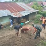 Kerja Bakti Anggota Koramil 1307-09/Poso Pesisir Bersama Masyarakat untuk Membantu Pembangunan Rumah Warga