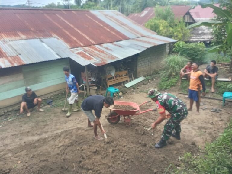 Kerja Bakti Anggota Koramil 1307-09/Poso Pesisir Bersama Masyarakat untuk Membantu Pembangunan Rumah Warga