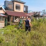 Bersihkan Pasar Tradisional, Bentuk Kepedulian Babinsa Koramil 01/Lasolo Dan Pemerintah Desa Terhadap Wilayah