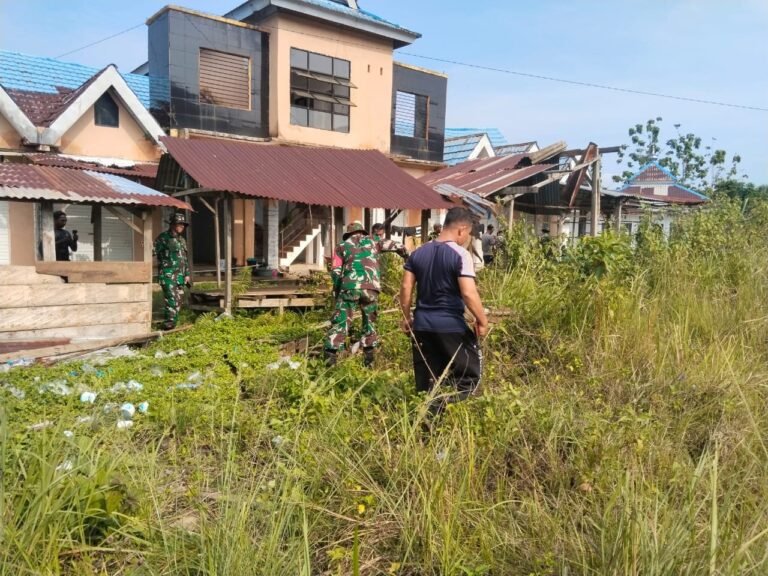 Bersihkan Pasar Tradisional, Bentuk Kepedulian Babinsa Koramil 01/Lasolo Dan Pemerintah Desa Terhadap Wilayah