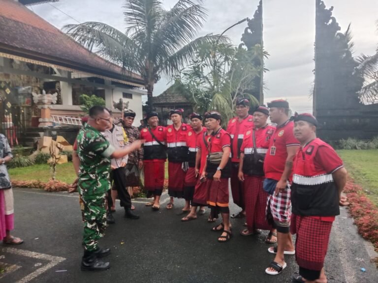 Babinsa Desa Peninjoan Berikan Arahan Kepada Bankamda Terkait Tugas-tugas di Wilayah