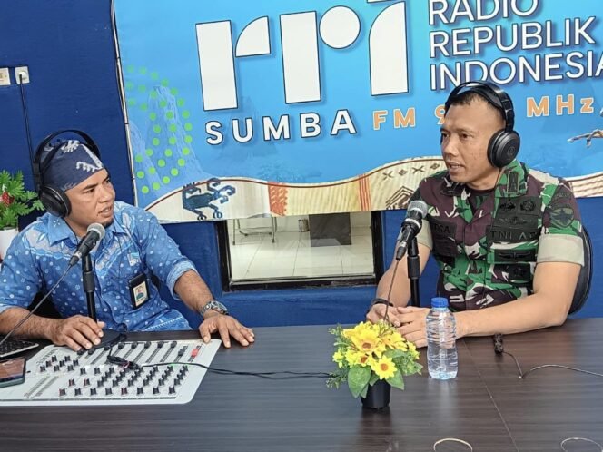 
Dandim 1613/Sumba Barat, Sosialisasi Pendaftaran Calon Tamtama PK Tahun 2025 Lewat Podcast