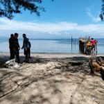 Aksi Gotong Royong Babinsa Koramil 01/Lasolo Bersama Warga Bersihkan Pesisir Pantai di Wilayah Binaan