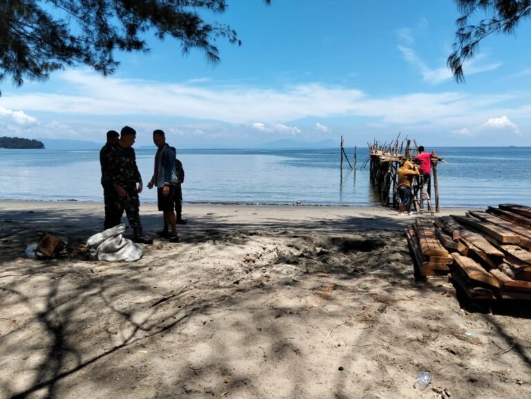 Aksi Gotong Royong Babinsa Koramil 01/Lasolo Bersama Warga Bersihkan Pesisir Pantai di Wilayah Binaan